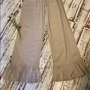 ❌ SOLD ❌ Very cute pants with ruffle